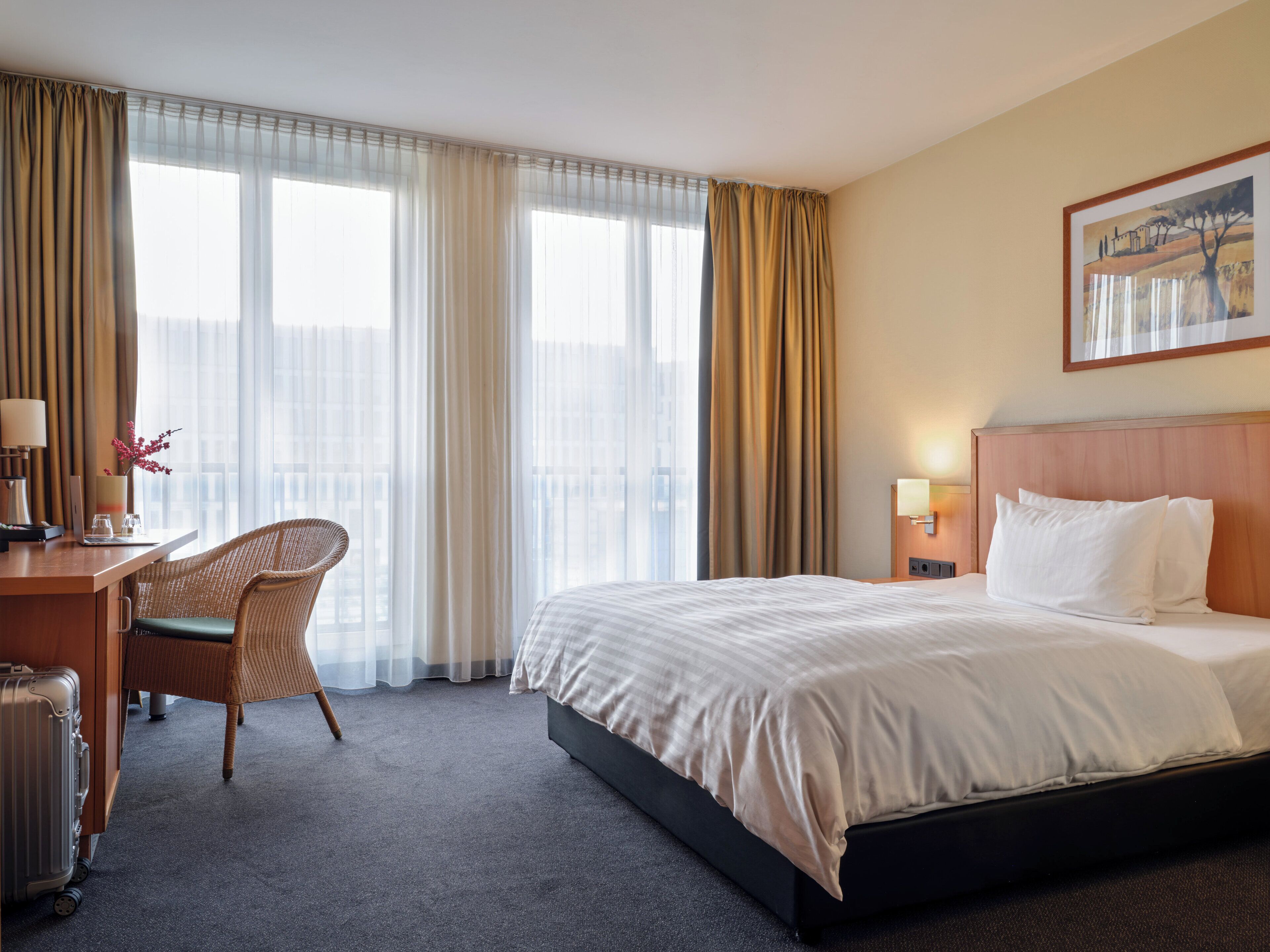 Rom – comfort, 1 queensize-seng | Allergitestet sengetøy, safe på rommet, skrivebord og blendingsgardiner