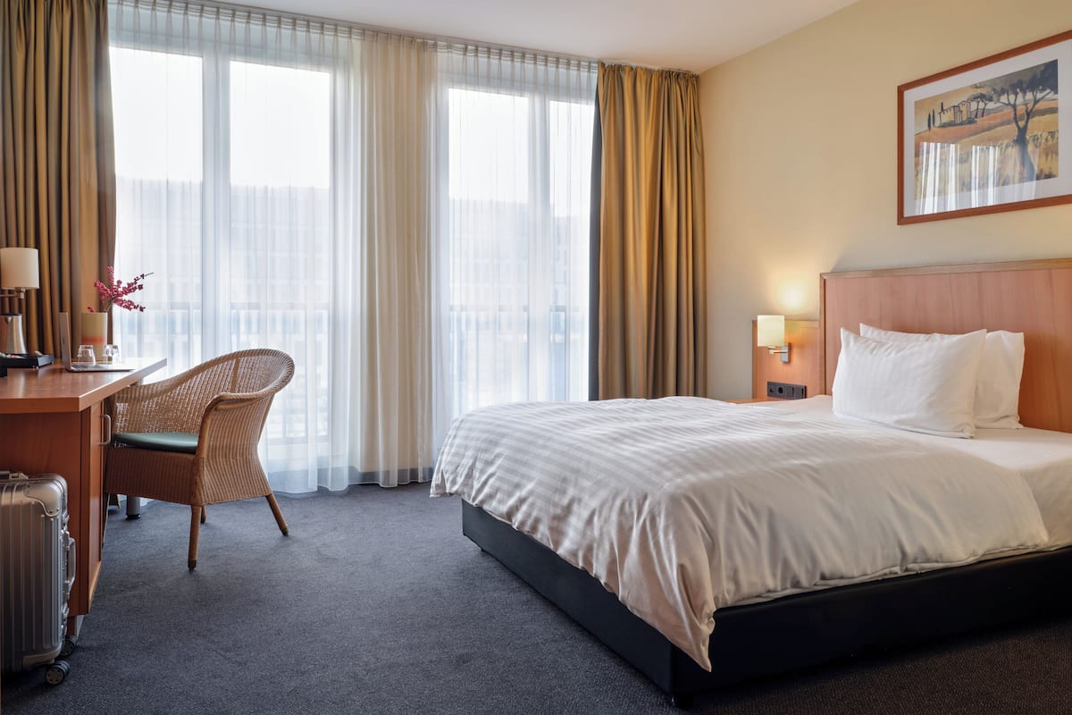 Rom – comfort, 1 queensize-seng | Allergitestet sengetøy, safe på rommet, skrivebord og blendingsgardiner