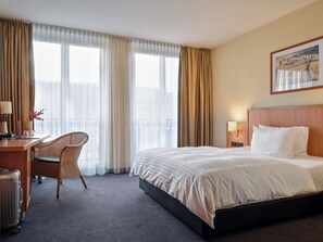 Quarto conforto, 1 cama Queen | Roupas de cama antialérgicas, cofres nos quartos, escrivaninha