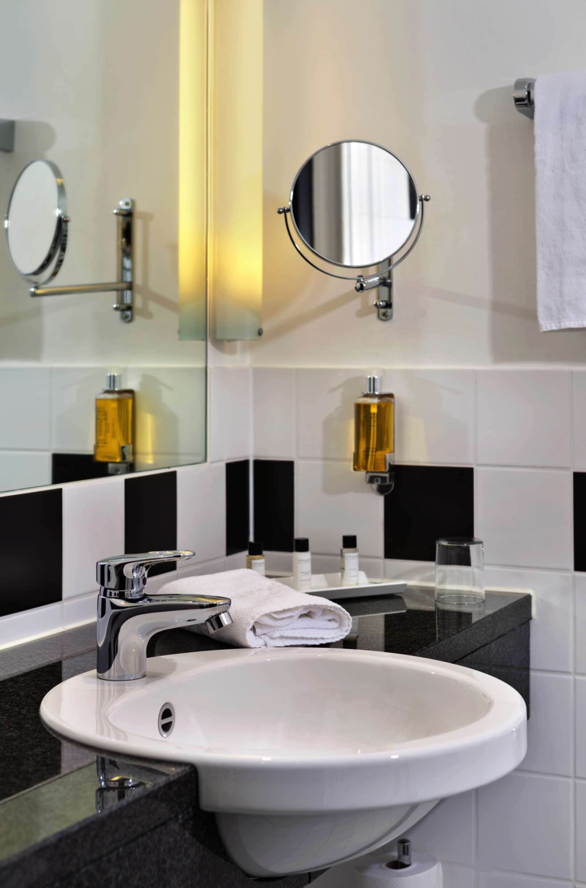 Ropa de cama hipoalergénica y caja de seguridad en la habitación 