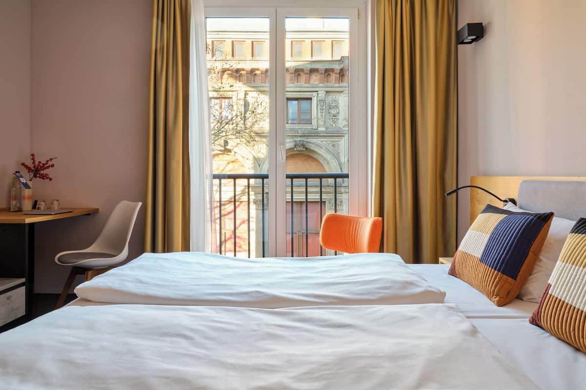 Tomannsrom – business | Allergitestet sengetøy, safe på rommet, skrivebord og blendingsgardiner