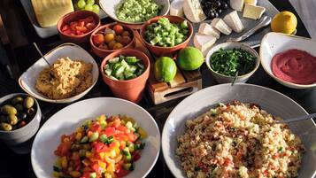 Tägliches Frühstücksbuffet (23 EUR pro Person)