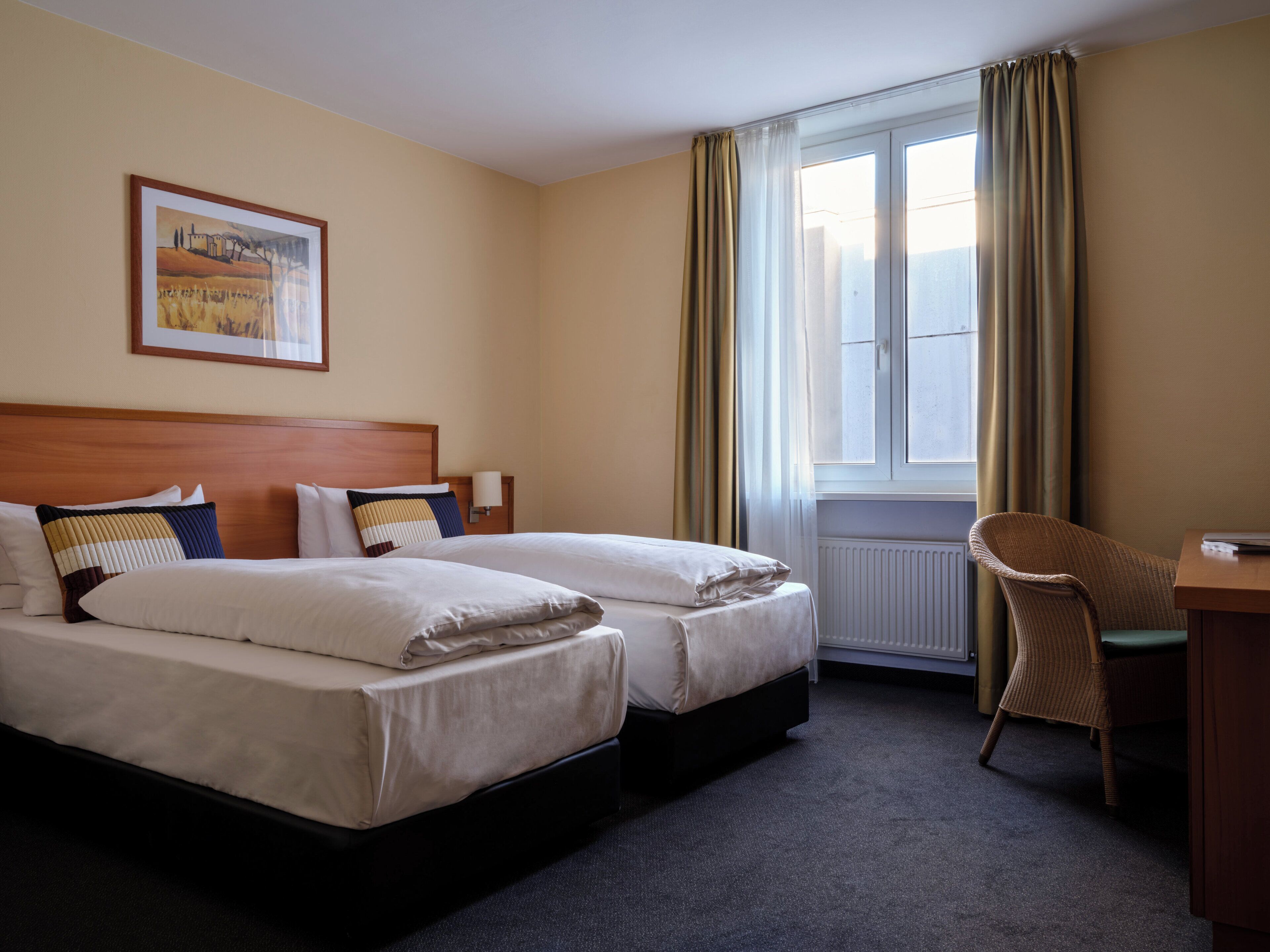 Tomannsrom – comfort | Allergitestet sengetøy, safe på rommet, skrivebord og blendingsgardiner