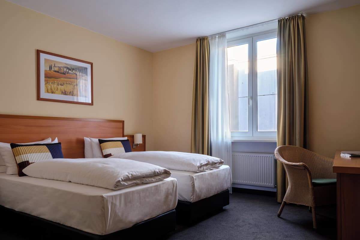 Tomannsrom – comfort | Allergitestet sengetøy, safe på rommet, skrivebord og blendingsgardiner