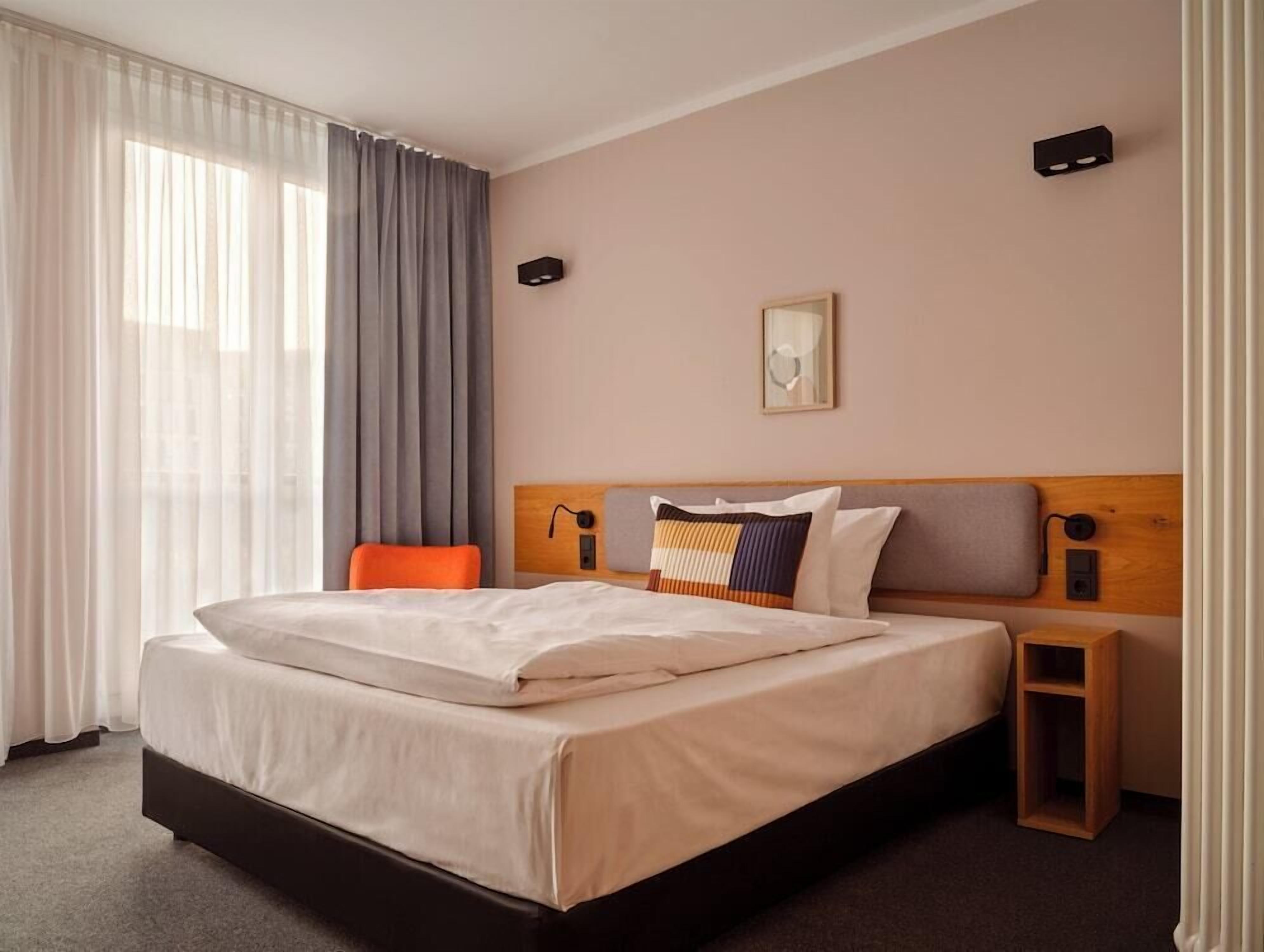 Hypo-allergenic bedding, in-room safe, desk, blackout drapes