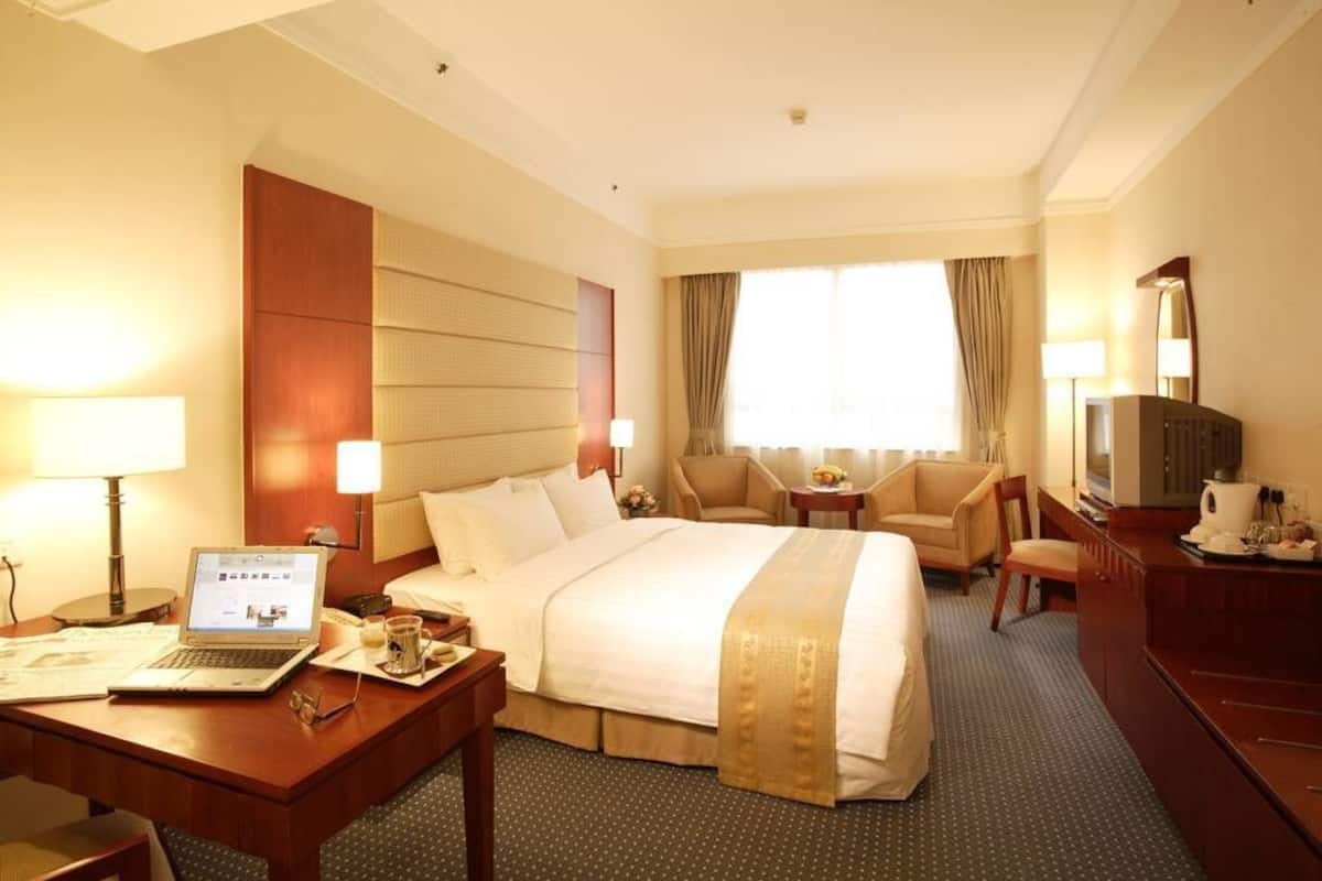 Luxe beddengoed, een kluis op de kamer, een bureau