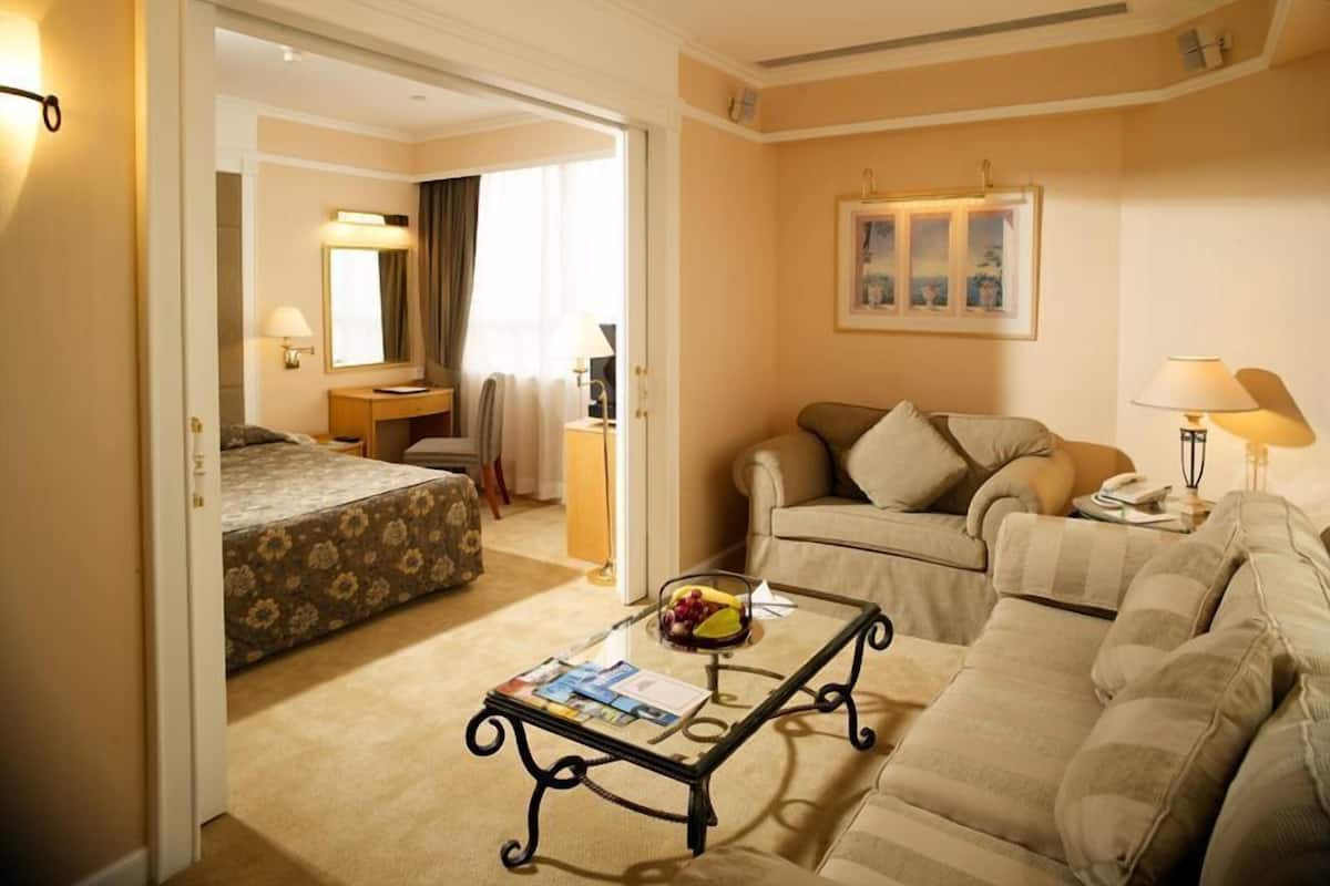 Luxe beddengoed, een kluis op de kamer, een bureau