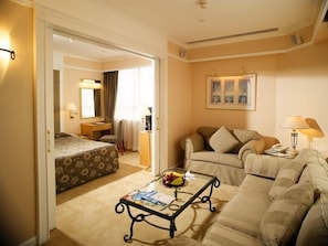 Hypo-allergenic bedding, in-room safe, desk, blackout drapes