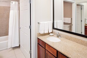 Combined shower/bathtub, free toiletries, hair dryer, slippers