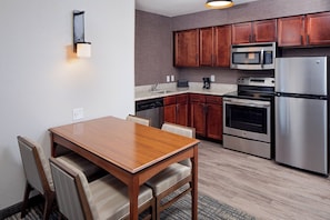 Ropa de cama de alta calidad y escritorio