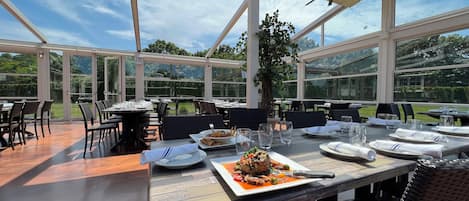 Petit déjeuner et déjeuner servis sur place, restauration en plein air