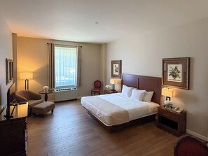 Rom, 1 kingsize-seng | Sengetøy av topp kvalitet, dundyner, safe på rommet og skrivebord