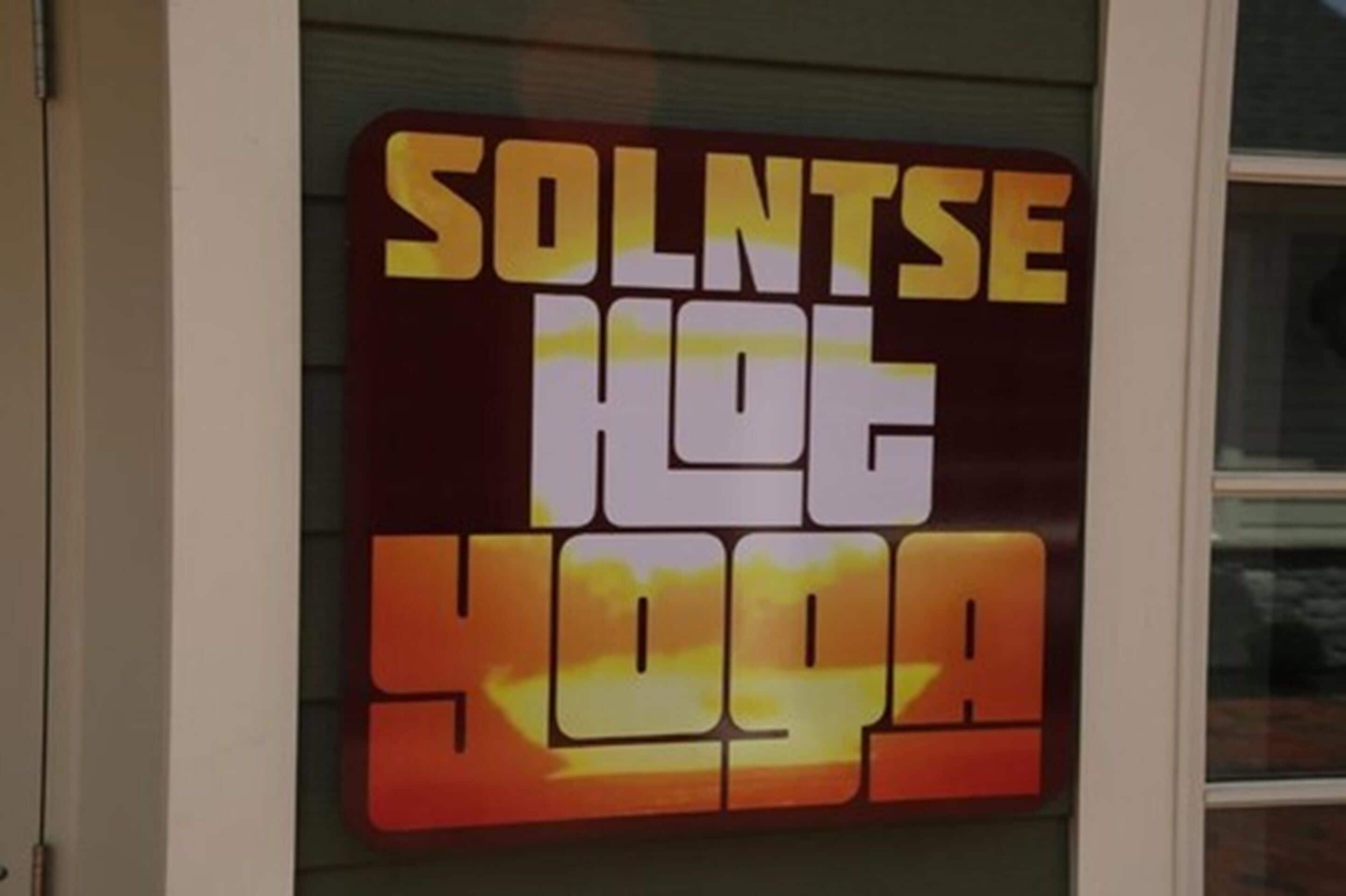 Et skilt med teksten 'SOLNTSE HOT SPA'.