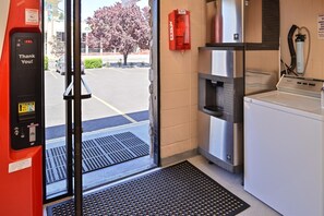 Kühlschrank, Mikrowelle, Wasserkocher mit Kaffee-/Teezubehör