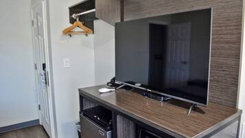 Standard Room | Desk, blackout drapes, free WiFi, bed sheets