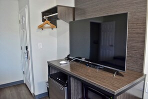 Camera Standard | Una scrivania, tende oscuranti, Wi-Fi gratuito, lenzuola