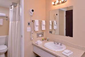 Chambre Deluxe double, rez-de-chaussée | Lavabo de la salle de bain