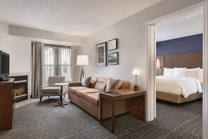 Suite, 2 Bedrooms | Living area | 37-inch TV with satellite channels