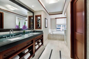 獨立浴缸和淋浴設備、全浸式浴缸、淋浴花灑、名牌盥洗用品