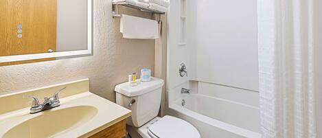 Un baño con lavamanos, inodoro y bañera.