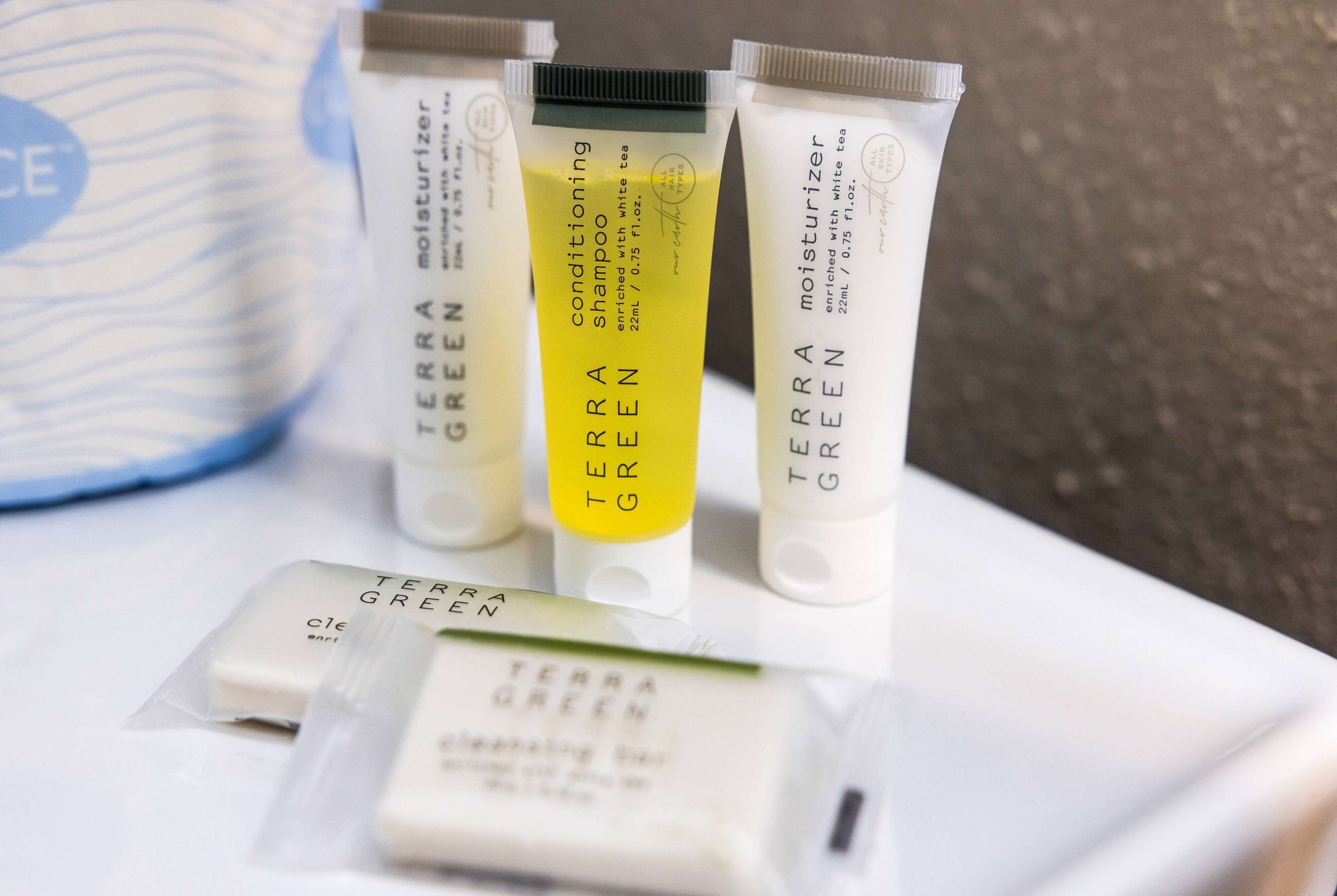 Cuatro tubos de champú y acondicionador hidratantes Terra Green, y dos barras de jabón limpiador Terra Green.