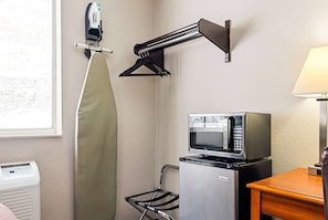 Habitación, 2 camas matrimoniales, para no fumadores | Escritorio, tabla de planchar con plancha y cunas gratuitas 