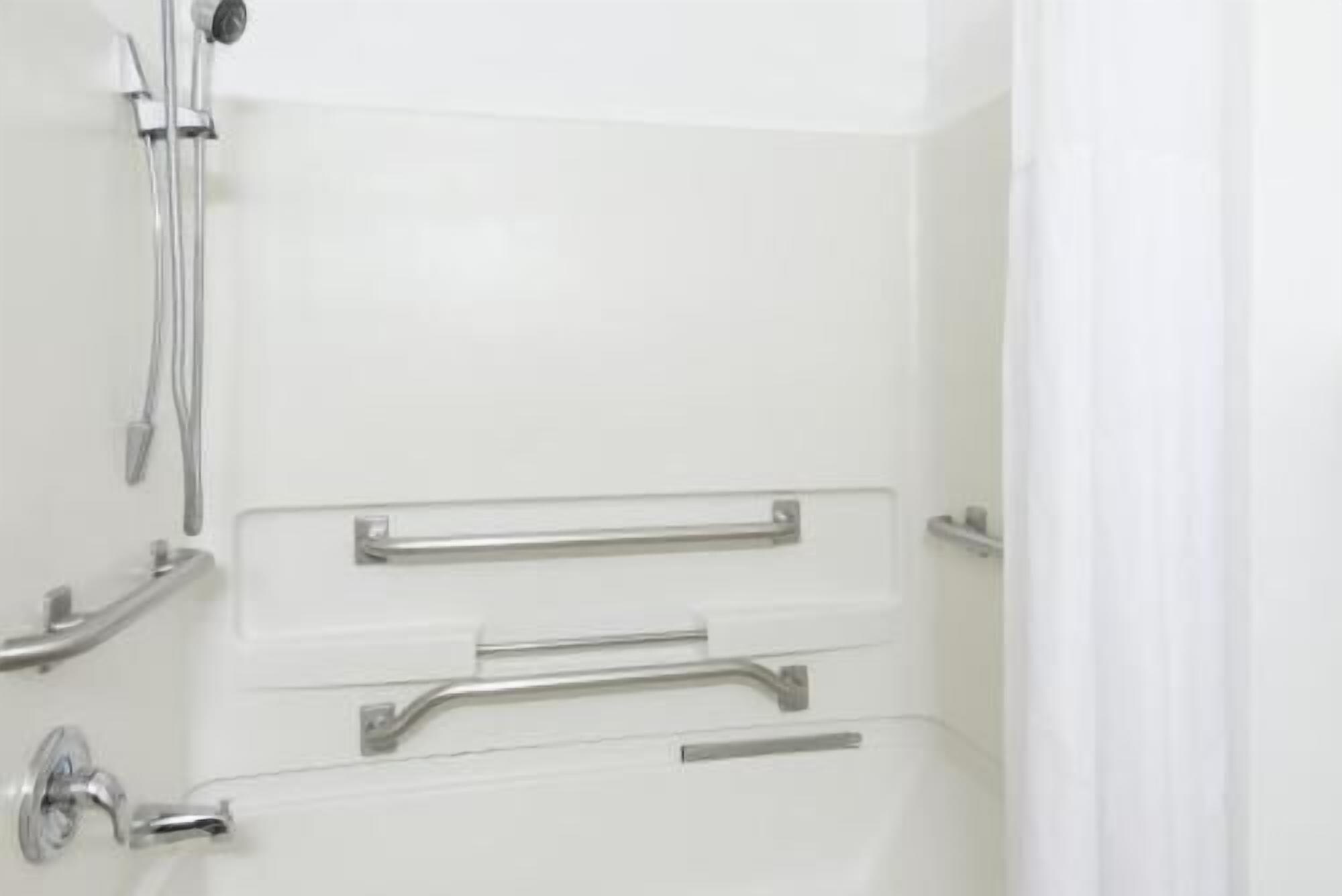 Bathroom | Combined shower/tub, free toiletries, hair dryer, bathrobes