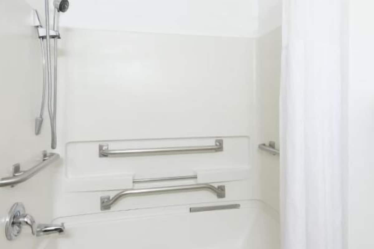 Bathroom | Combined shower/tub, free toiletries, hair dryer, bathrobes