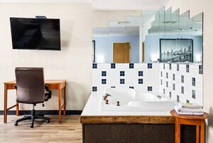 开间套房, 1 张特大床, 无烟房 | 办公桌、熨斗/熨衣板、免费婴儿床、折叠床/加床（额外收费）