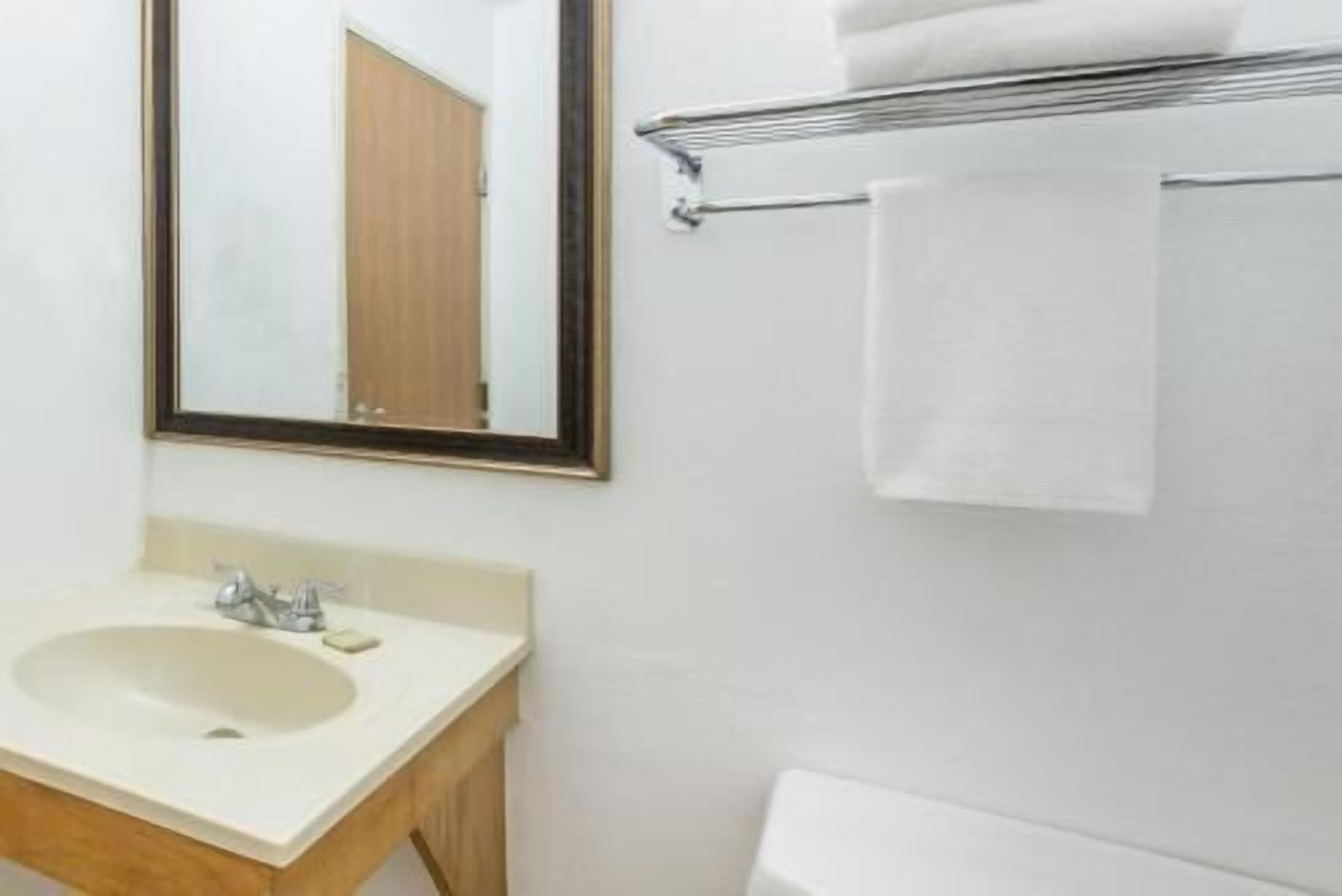 Bathroom | Combined shower/tub, free toiletries, hair dryer, bathrobes