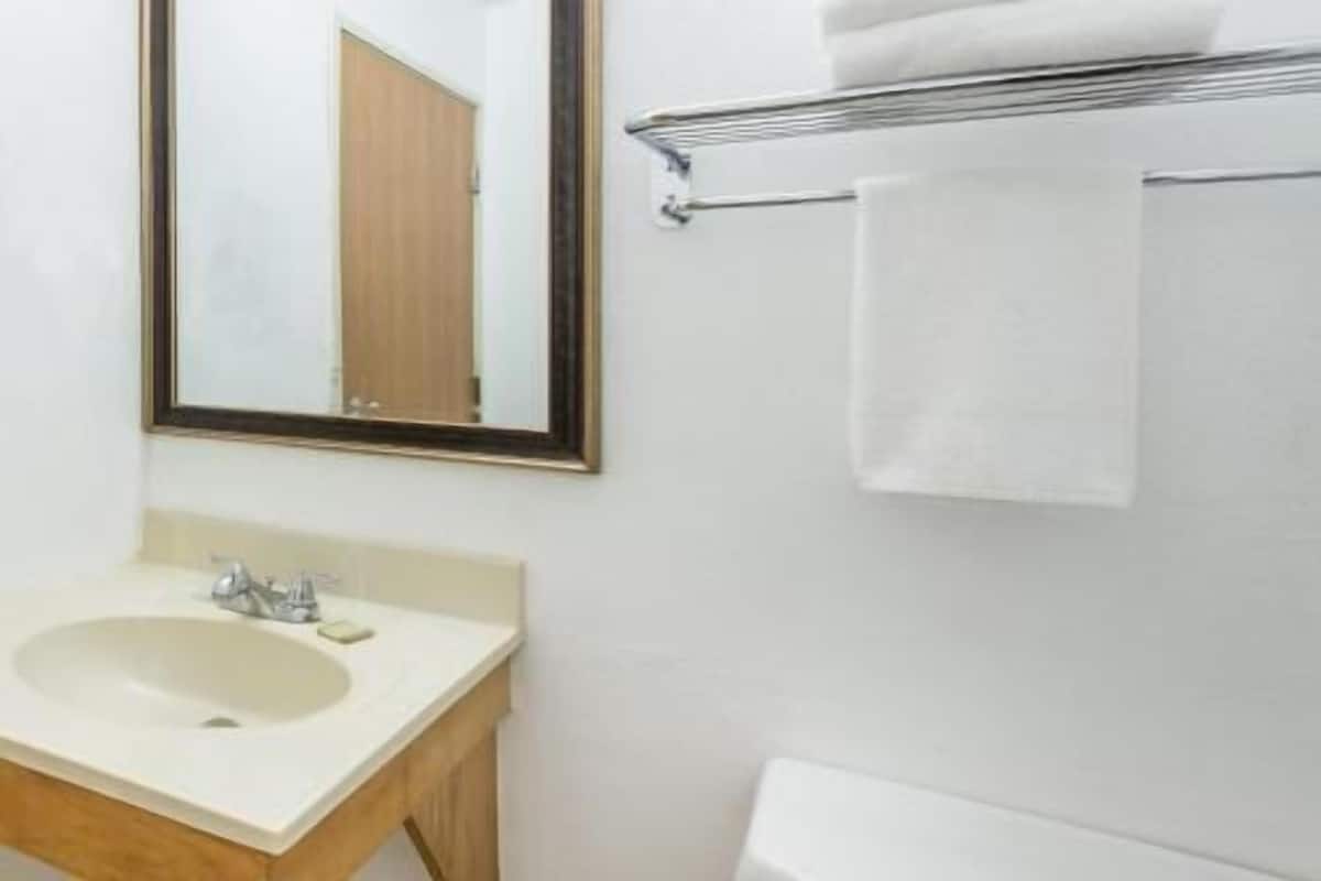 Bathroom | Combined shower/tub, free toiletries, hair dryer, bathrobes