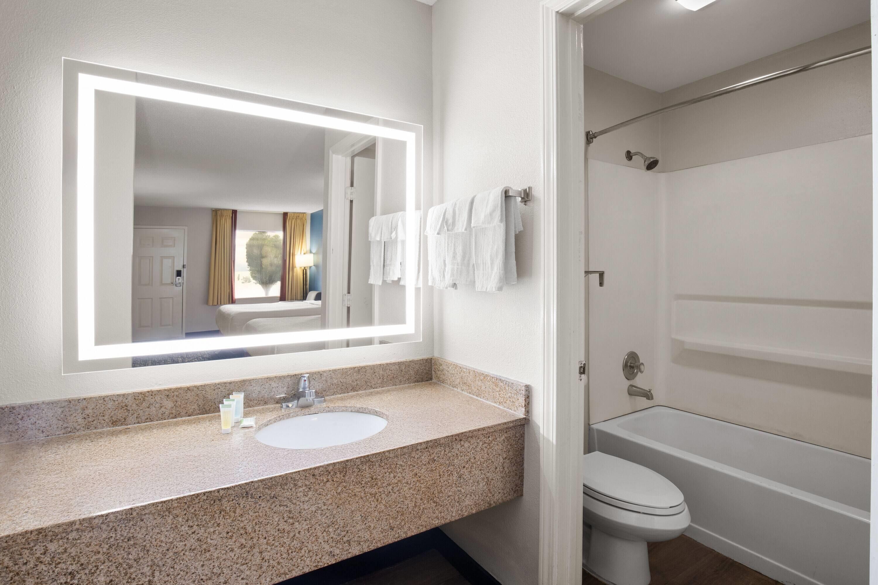 Badewanne und Dusche (separat), kostenlose Toilettenartikel