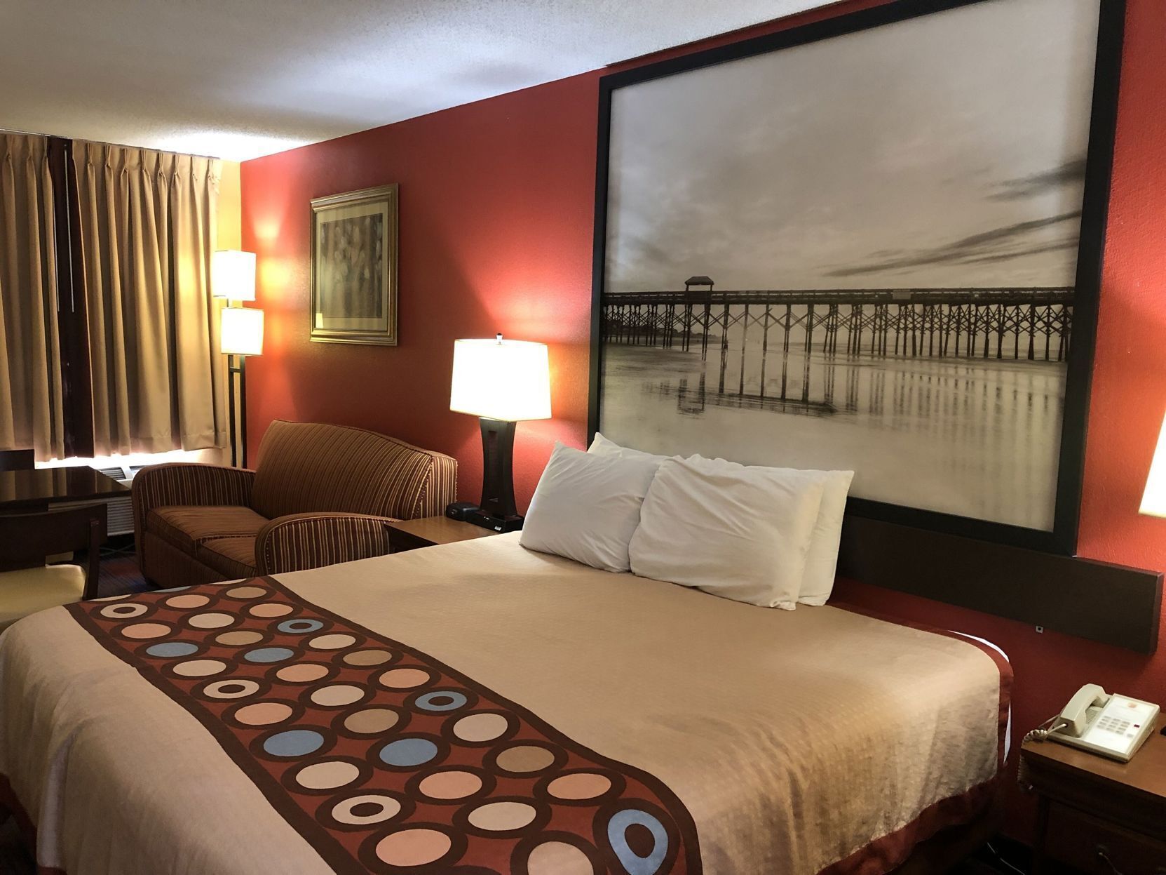 Premium bedding, desk, blackout drapes, free cribs/infant beds