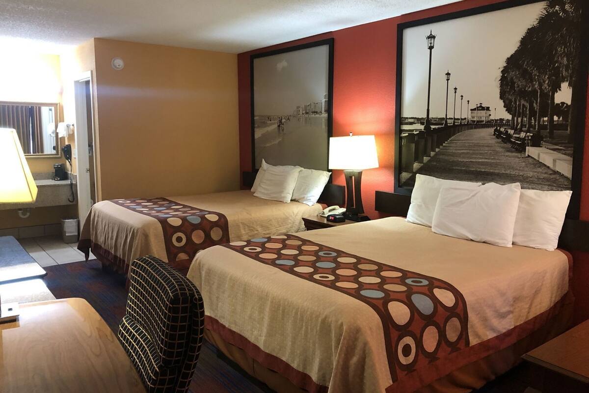 Premium bedding, desk, blackout drapes, free cribs/infant beds