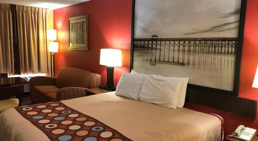 Premium bedding, desk, blackout drapes, free cribs/infant beds
