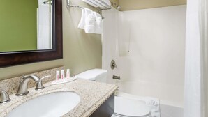 Une salle de bain avec un lavabo, des toilettes et une douche.