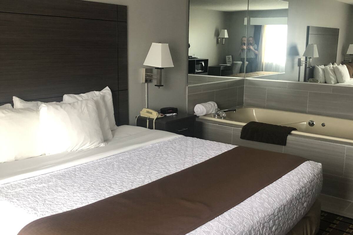 suite, 1 king bed, jetted tub | desk, iron/ironing board, free cots/infant beds, rollaway beds