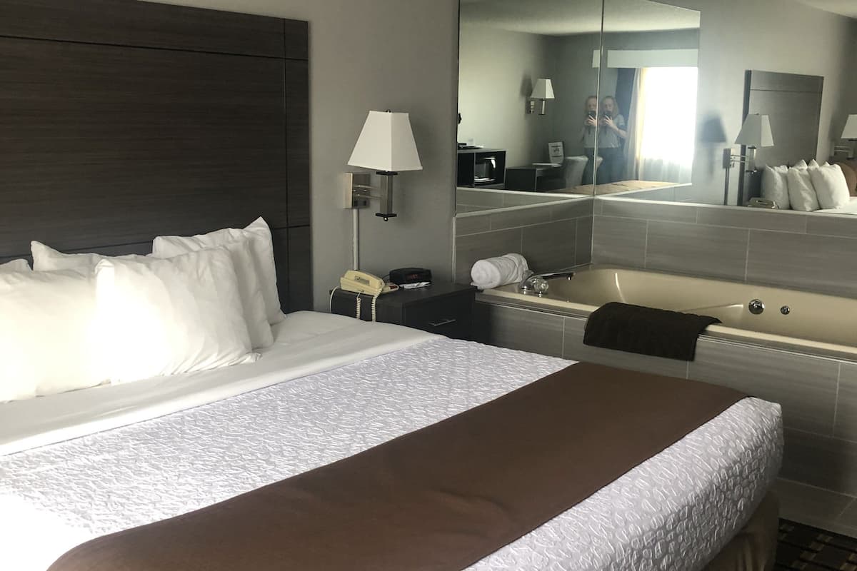 Suite, 1 King Bed, Jetted Tub | Desk, iron/ironing board, free cots/infant beds, rollaway beds