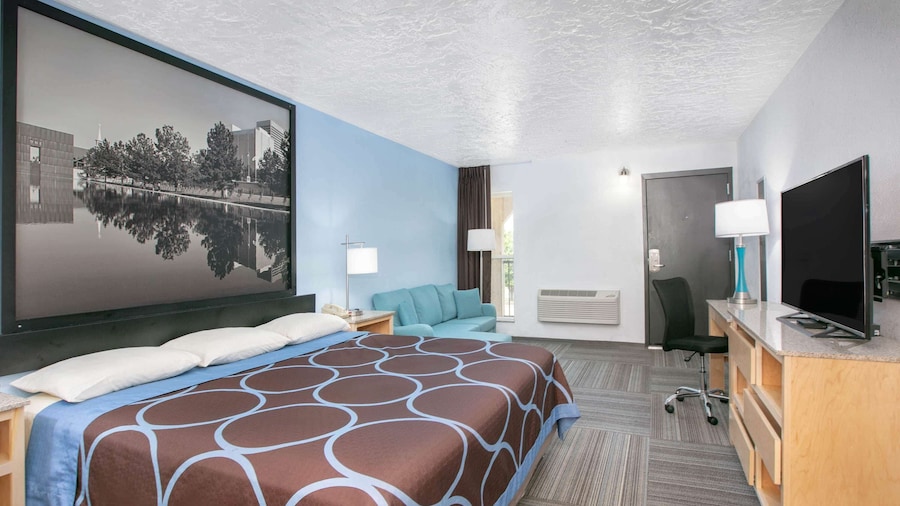 Super 8 by Wyndham City of Moore