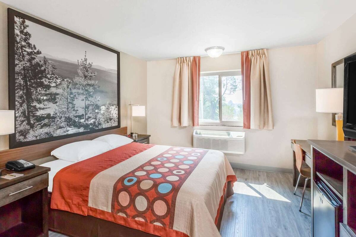 Desk, cribs (free), WiFi (free), bed sheets