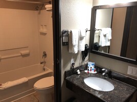 Bañera con ducha, artículos de tocador gratuitos, secador de pelo