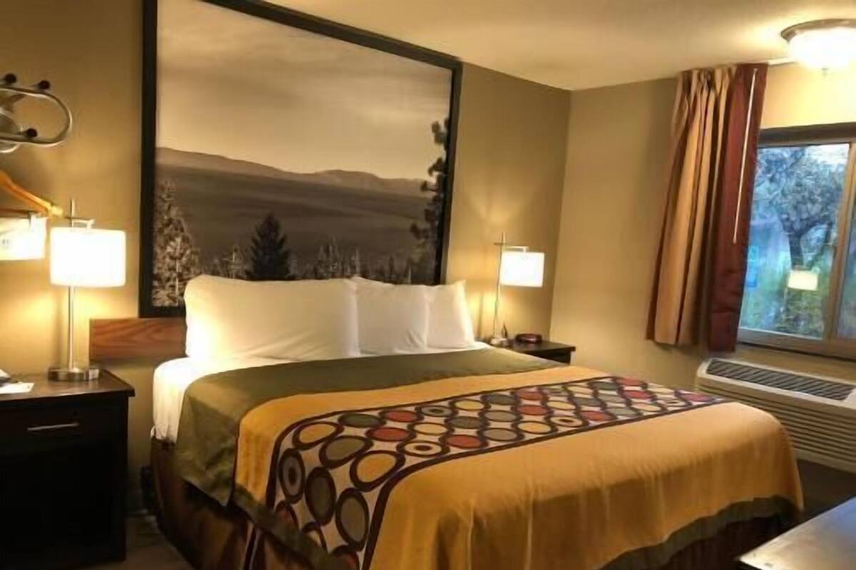 Desk, free cribs/infant beds, free WiFi, bed sheets