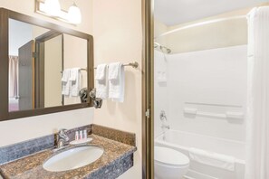 Combined shower/bathtub, free toiletries, hair dryer, towels