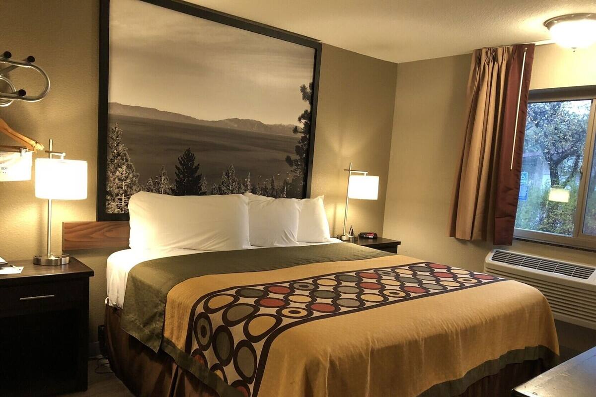 Desk, cribs (free), WiFi (free), bed sheets
