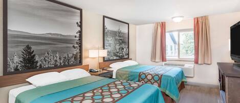 Habitación de hotel con dos camas, televisor, escritorio y ventana con cortinas.