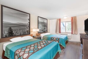 Desk, free cribs/infant beds, free WiFi, bed sheets - Super 8 by Wyndham Redding (Redding)