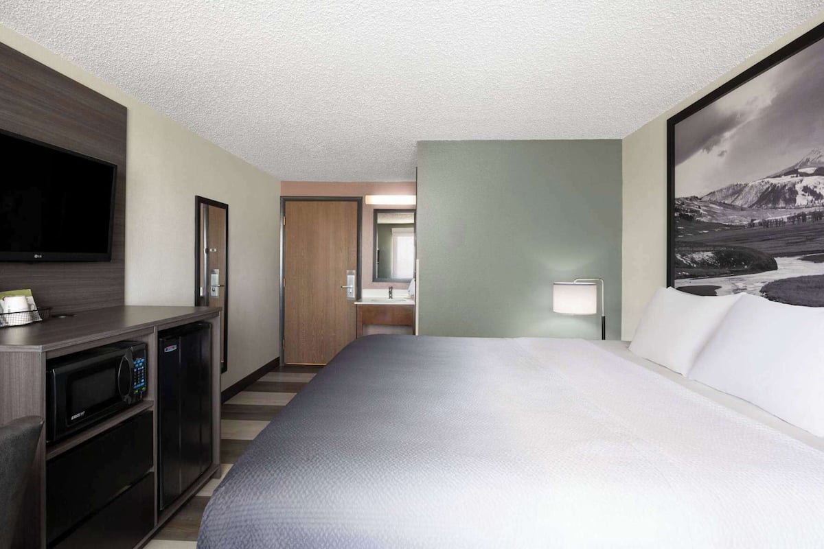 In-room safe, desk, laptop workspace, blackout drapes