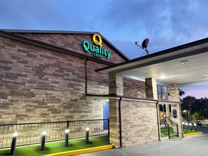 Front of property - evening/night - Quality Inn Crestview I-10 Eglin AFB Area (Crestview)
