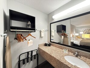Combined shower/bathtub, free toiletries, hair dryer, towels