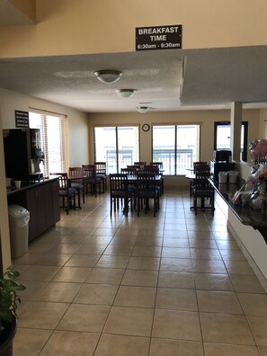 Lobby sitting area - Carolina Inn & Suites of Lake Norman (Mooresville)